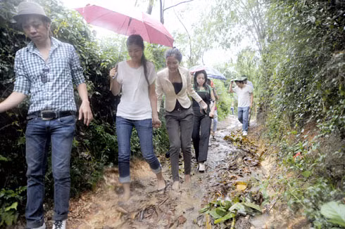 Vượt bùn lầy đi từ thiện. Vượt bùn lầy đi từ thiện.