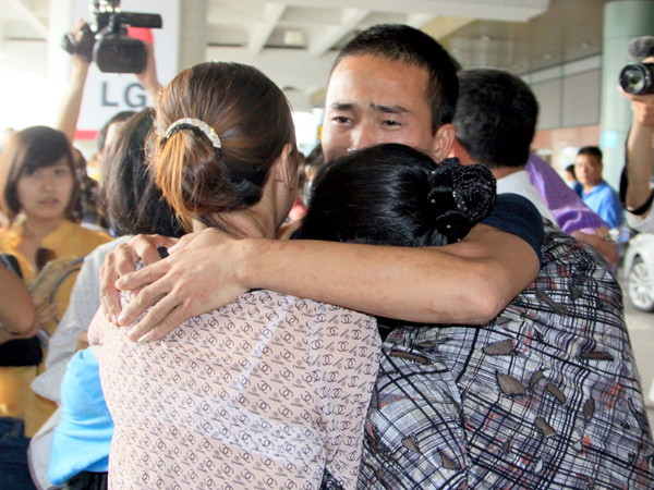 Trong vòng tay người thân Ảnh: Minh Đức