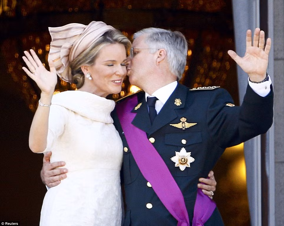 Tân vương Philippe hôn hoàng hậu Mathilde trên ban công trước sự chứng kiến của đông đảo người dân