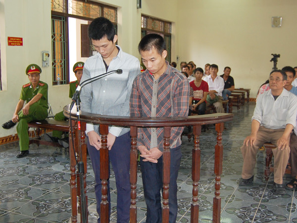 Hai bị cáo Tỉnh và Toán (từ trái sang) trước vành móng ngựa