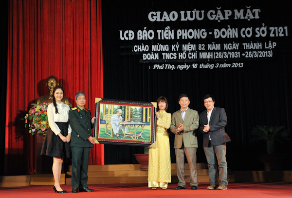 Phó tổng BT báo Tiền Phong Trần Thanh Lâm tặng quà 