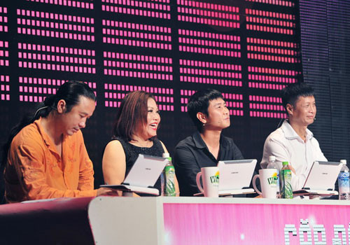 Nhạc sĩ Lê Minh Sơn, ca sĩ Siu Black, nhạc sĩ Hồ Hoài Anh và đạo diễn Lê Hoàng là 4 vị giám khảo chương trình Cặp đôi hoàn hảo. Nhạc sĩ Lê Minh Sơn, ca sĩ Siu Black, nhạc sĩ Hồ Hoài Anh và đạo diễn Lê Hoàng là 4 vị giám khảo chương trình Cặp đôi hoàn hảo