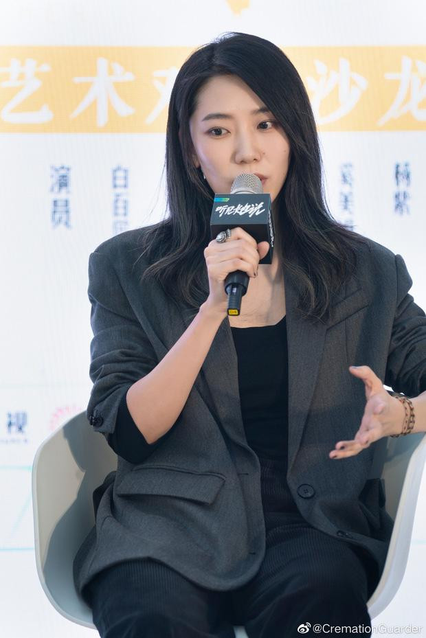 Lý Mạnh Kiều là một trong số ít người trong showbiz Hoa ngữ không xóa ảnh của Triệu Vy trên trang cá nhân.