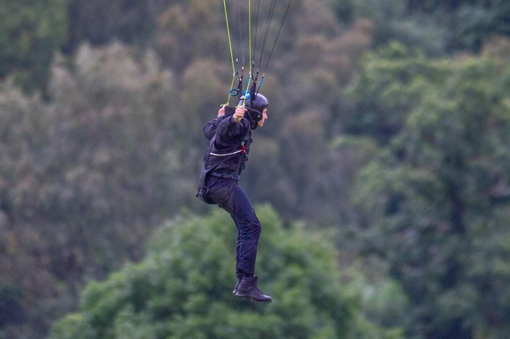 Anh đáp xuống con đường ở Lake District khiến những người đi bộ giật mình.