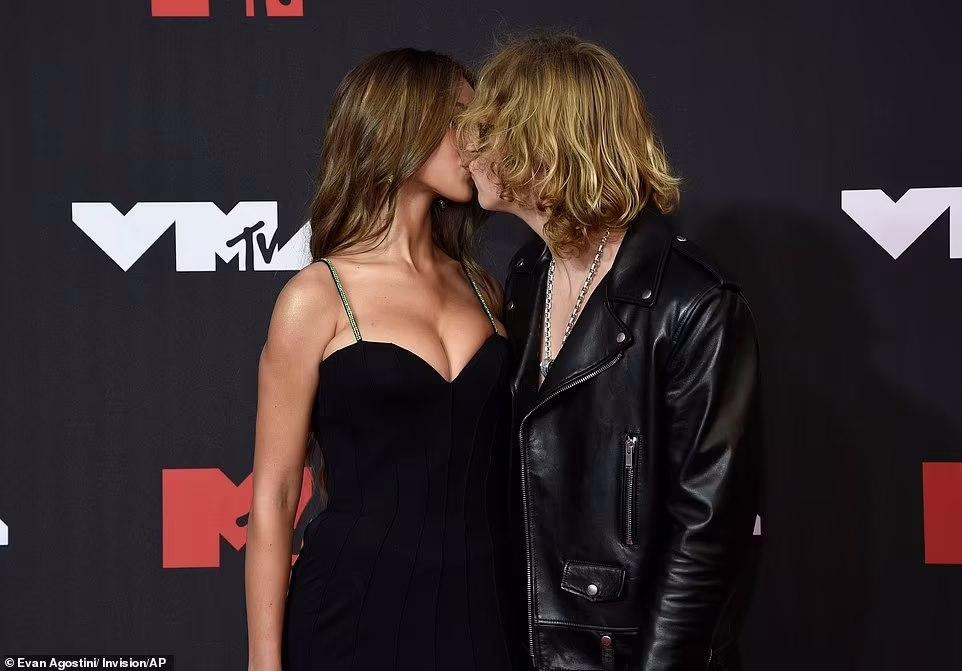 Rapper The Kid Laroi "khóa môi" bạn gái Katrina Deme.