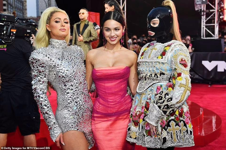 Ca/nhạc sĩ người Đức Kim Petras (phải) gây chú ý với bộ váy nặng trịch và mặt nạ lấy cảm hứng từ BDSM.