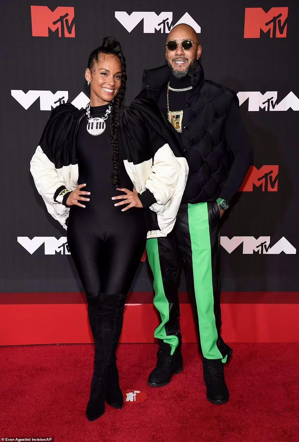 Alicia Keys và Swizz Beatz khá giống một cặp tình nhân trong trang phục lấy cảm hứng từ thập niên 90 của Louis Vuitton.