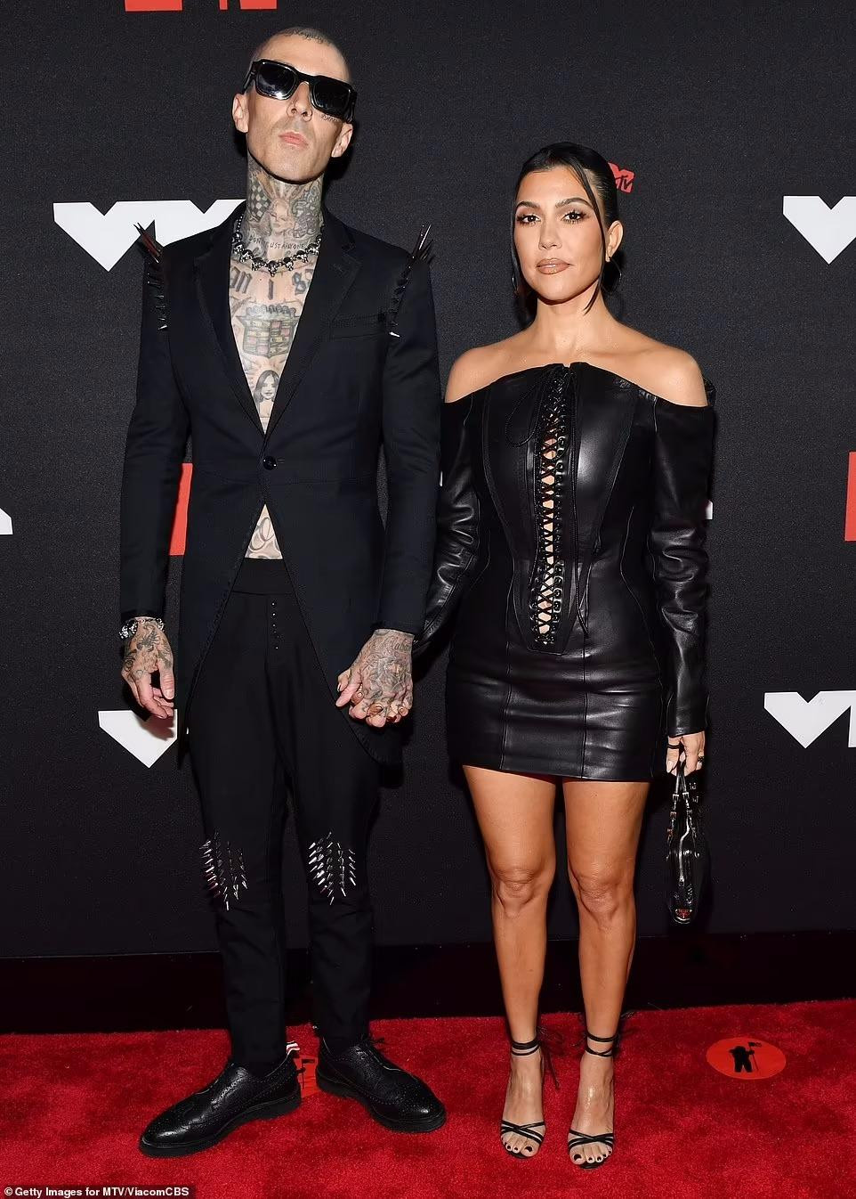 Kourtney Kardashian tay trong thay tình mới Travis Barker. Cặp đôi lựa chọn trang phục đen chất ngầu.