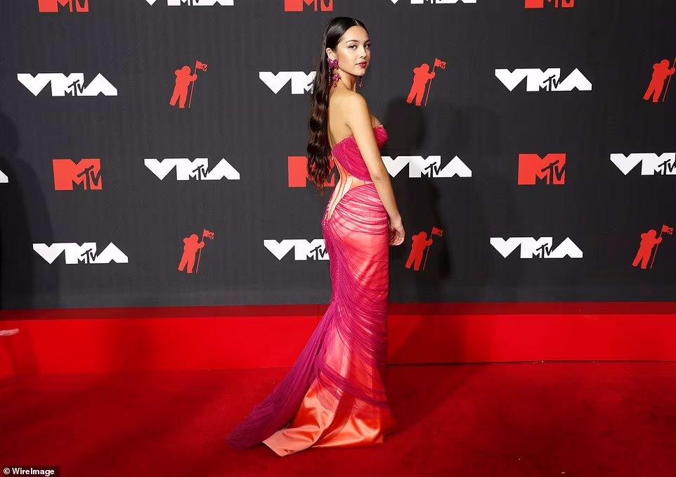 Olivia Rodrigo chọn phong cách ngọt ngào, nữ tính.