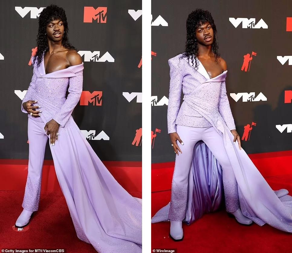 Rapper Lil Nas X theo đuổi phong cách phi giới tính trong bộ cánh "tím lịm tìm sim" khá tốn diện tích.