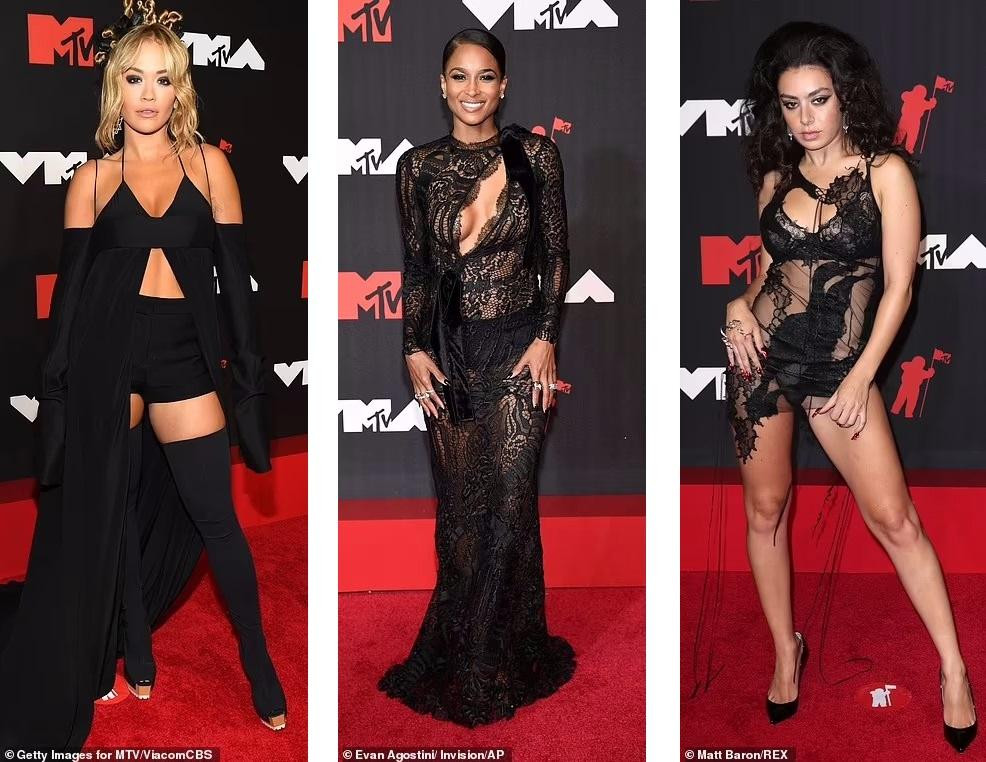 Rita Ora, Ciara và Charli XCX (từ trái qua) đều chọn sắc đen, những mỗi người một kiểu lộ "da thịt".