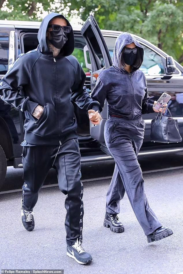 Kourtney Kardashian tay trong tay bạn trai Travis Barker.
