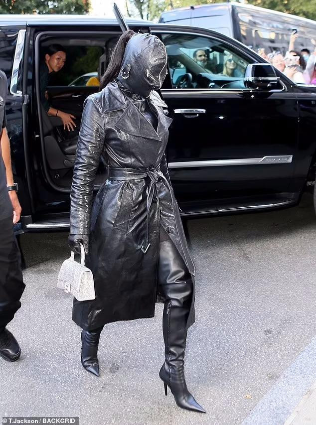 Bộ trang phục của cô không chỉ mang đến cảm giác ngột ngạt, nóng bức, mà còn gây ám ảnh cho người nhìn.