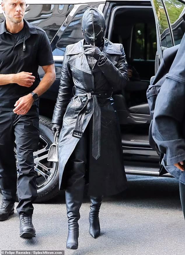 Kim Kardashian kín mít từ đỉnh đầu đến ngón chân trong "cây da" đen.