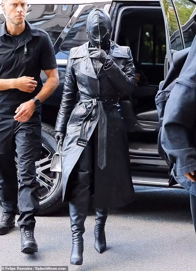 Kim Kardashian kín mít từ đỉnh đầu đến ngón chân trong "cây da" đen. Kim Kardashian kín mít từ đỉnh đầu đến ngón chân trong "cây da" đen.