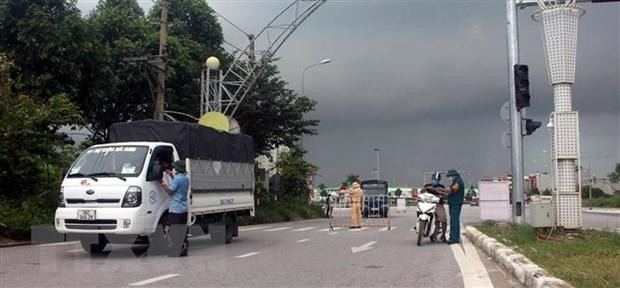 Lực lượng chức năng kiểm tra giấy đi đường của người dân tại chốt kiểm soát đại lộ Lê Lợi, thành phố Thanh Hóa. Ảnh: TTXVN Lực lượng chức năng kiểm tra giấy đi đường của người dân tại chốt kiểm soát đại lộ Lê Lợi, thành phố Thanh Hóa. Ảnh: TTXVN