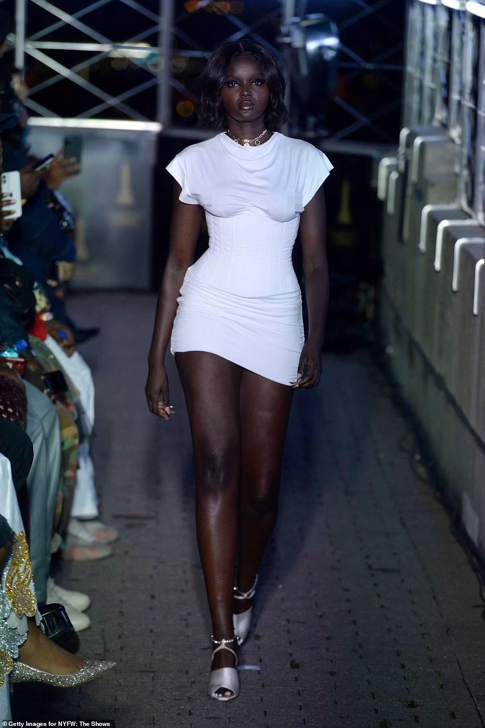 Trước khi vào xem trình diễn thời trang, khách mời được thưởng thức cocktail và rượu sâm panh. Trước khi vào xem trình diễn thời trang, khách mời được thưởng thức cocktail và rượu sâm panh.