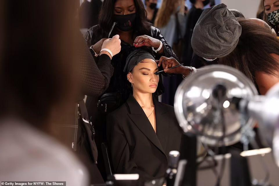 Các người mẫu trong show Laquan Smith không trang điểm cầu kỳ, nhưng đặc biệt nhấn vào đôi mắt. Các người mẫu trong show Laquan Smith không trang điểm cầu kỳ, nhưng đặc biệt nhấn vào đôi mắt.