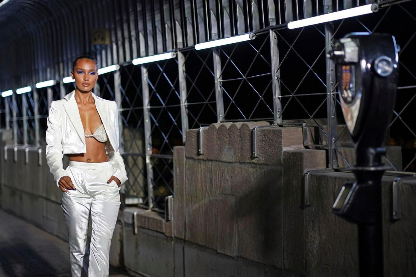 "Thiên thần" sinh năm 1991 còn đi catwalk trong set đồ trắng và nội y bạc lấp lánh. Mới đây, cô thu hút sự chú ý của truyền thông quốc tế với đám cưới cổ tích cùng con trai Phó Tổng thống Ecuador. "Thiên thần" sinh năm 1991 còn đi catwalk trong set đồ trắng và nội y bạc lấp lánh. Mới đây, cô thu hút sự chú ý của truyền thông quốc tế với đám cưới cổ tích cùng con trai Phó Tổng thống Ecuador.