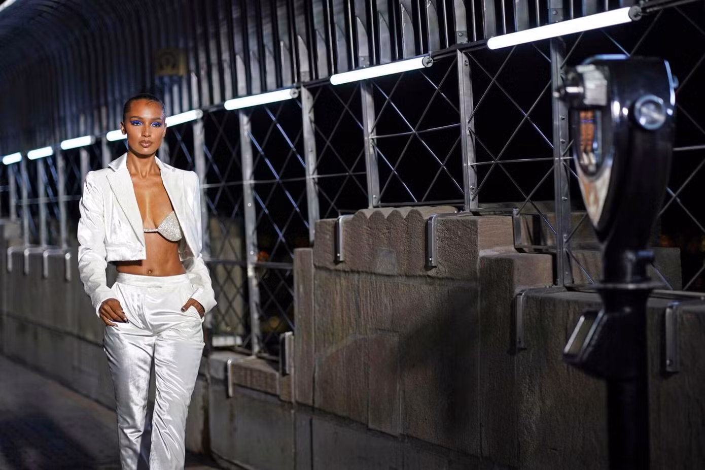 "Thiên thần" sinh năm 1991 còn đi catwalk trong set đồ trắng và nội y bạc lấp lánh. Mới đây, cô thu hút sự chú ý của truyền thông quốc tế với đám cưới cổ tích cùng con trai Phó Tổng thống Ecuador. "Thiên thần" sinh năm 1991 còn đi catwalk trong set đồ trắng và nội y bạc lấp lánh. Mới đây, cô thu hút sự chú ý của truyền thông quốc tế với đám cưới cổ tích cùng con trai Phó Tổng thống Ecuador.