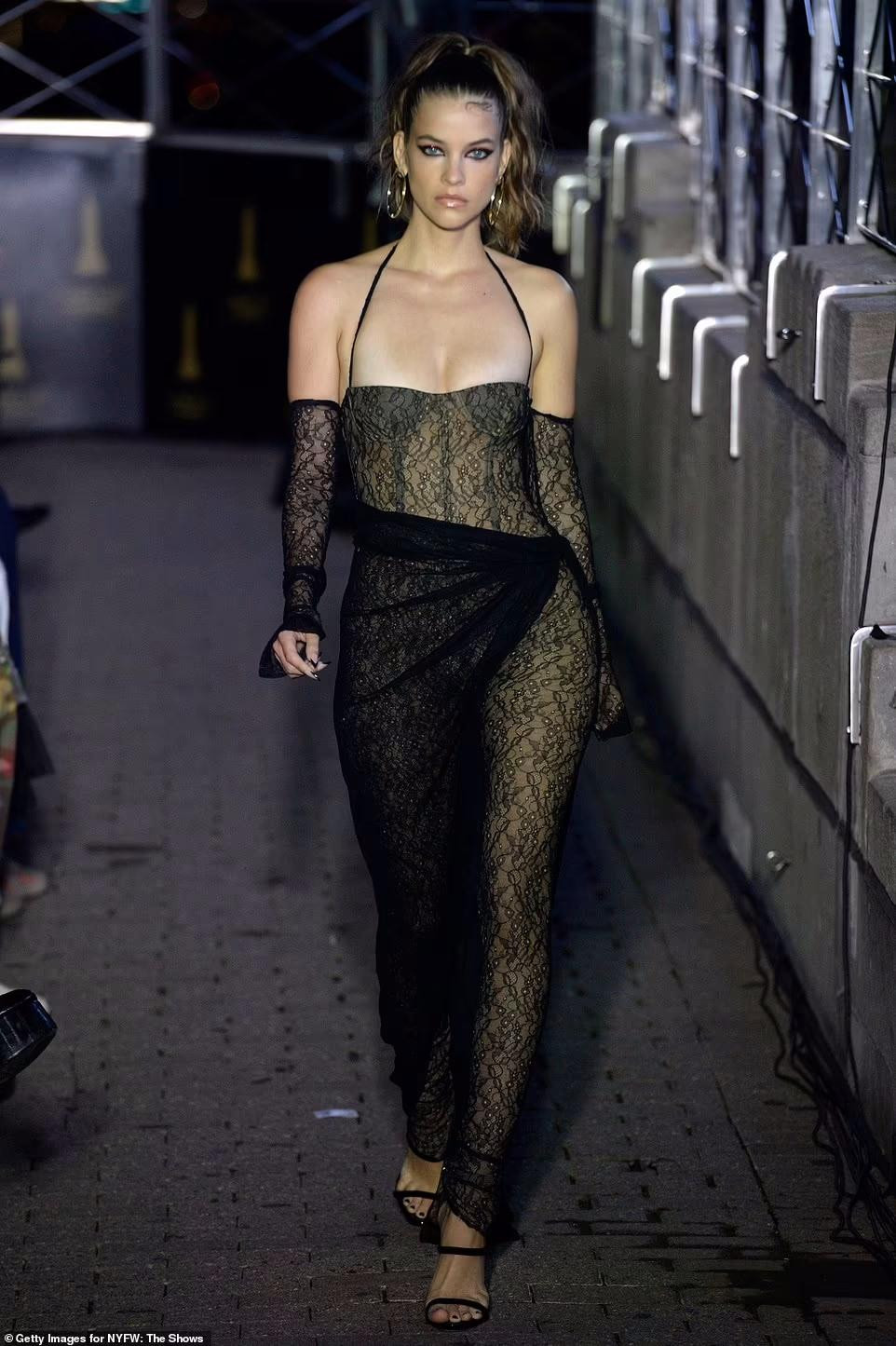 Thêm một người đẹp Victoria's Secret trong show diễn. Barbara Palvin "trễ nải" vòng một với bộ bodysuit ren đen ôm sát cơ thể. Thêm một người đẹp Victoria's Secret trong show diễn. Barbara Palvin "trễ nải" vòng một với bộ bodysuit ren đen ôm sát cơ thể.