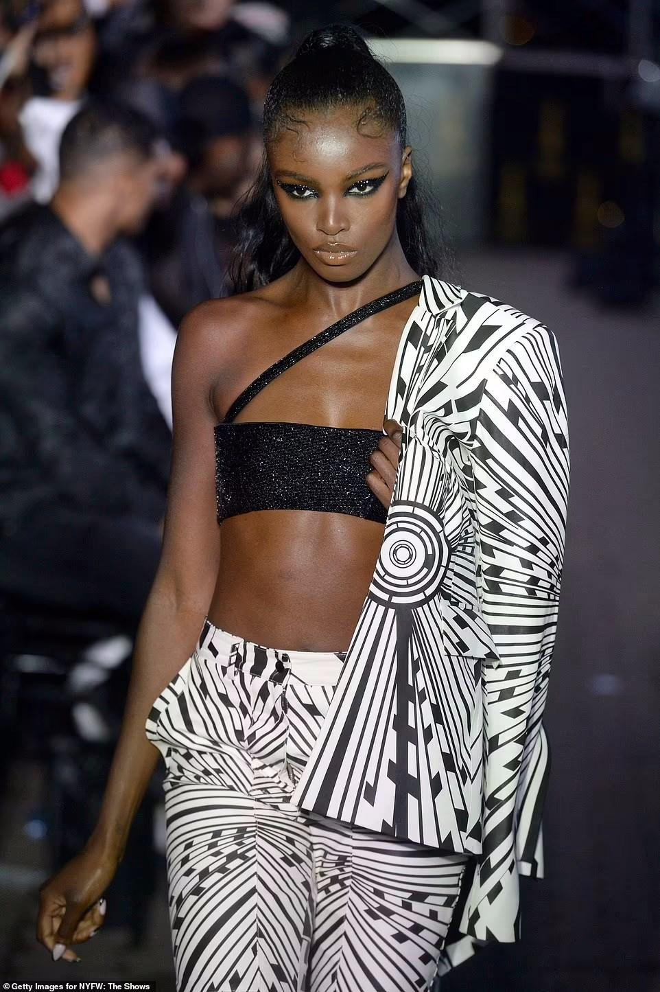 "Thiên thần nội y" gốc Anh Leomie Anderson cá tính trong bộ vest đen-trắng và áo quây đen lấp lánh. "Thiên thần nội y" gốc Anh Leomie Anderson cá tính trong bộ vest đen-trắng và áo quây đen lấp lánh.