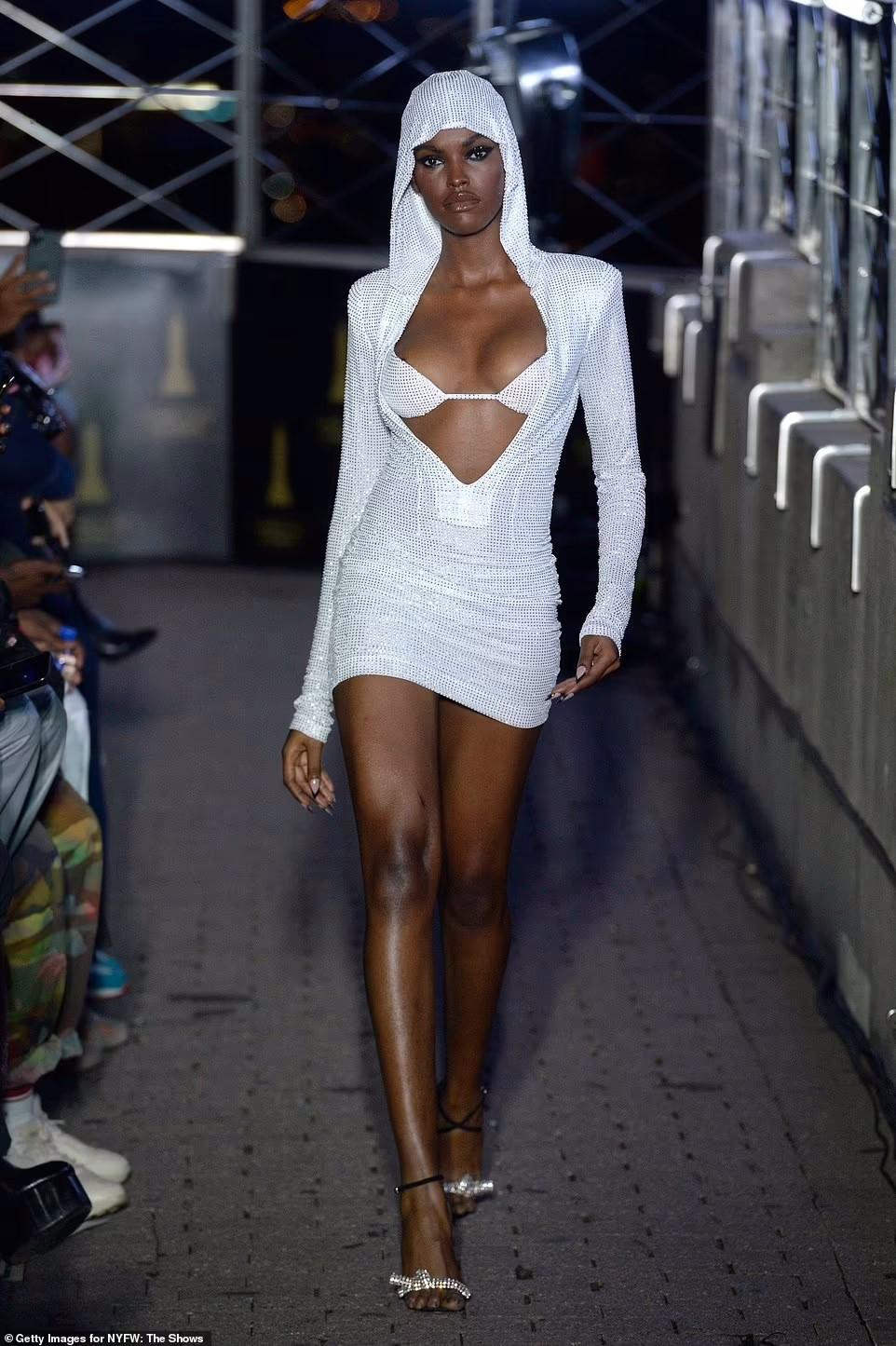 Được biết, show diễn của nhà mốt đến từ New York được tổ chức ở tầng thứ 86 của tòa nhà 102 tầng Empire State. Được biết, show diễn của nhà mốt đến từ New York được tổ chức ở tầng thứ 86 của tòa nhà 102 tầng Empire State.