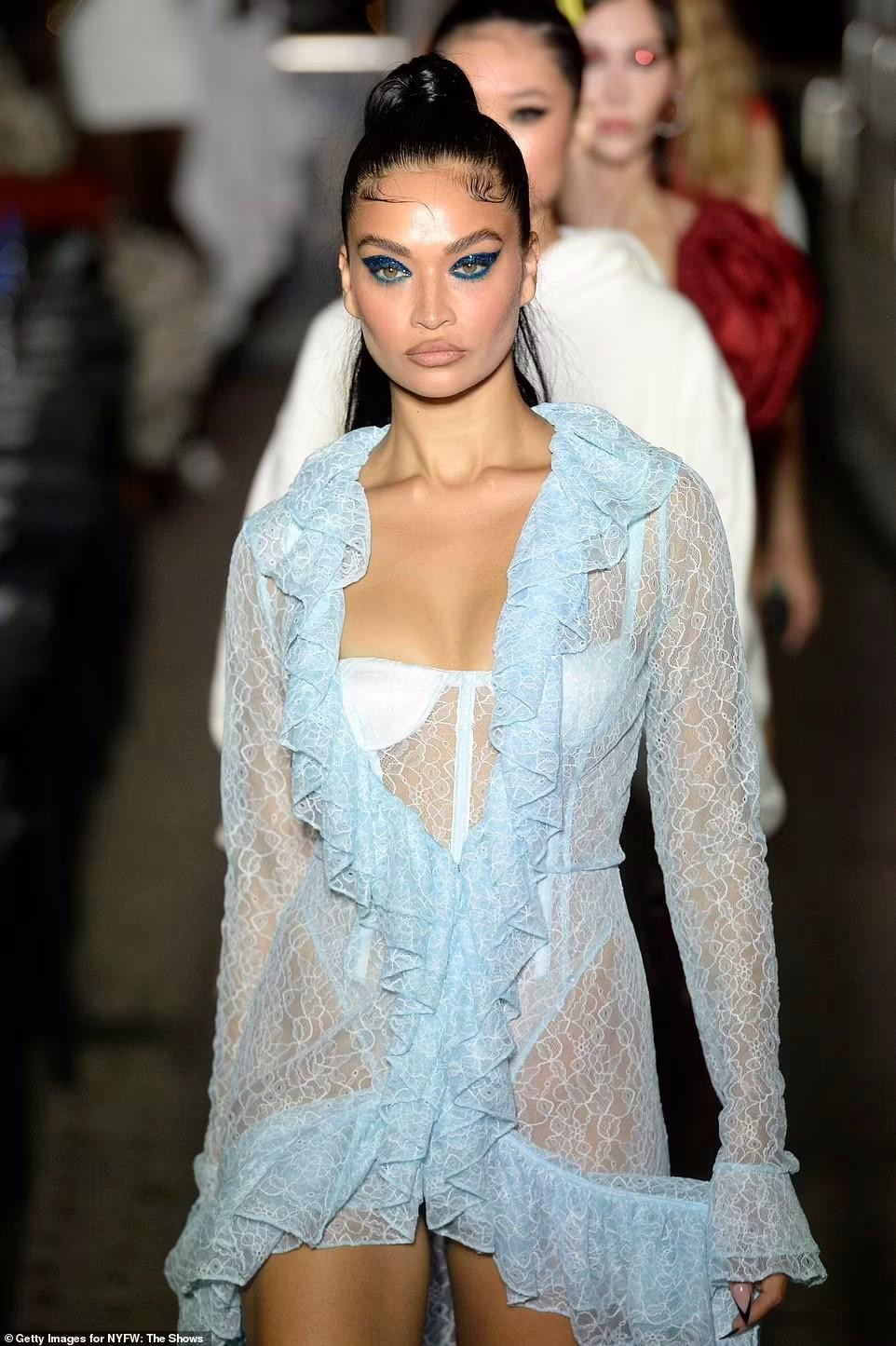 Shanina Shaik xuất hiện trong bộ đồ ngủ ren xuyên thấu. Shanina Shaik xuất hiện trong bộ đồ ngủ ren xuyên thấu.