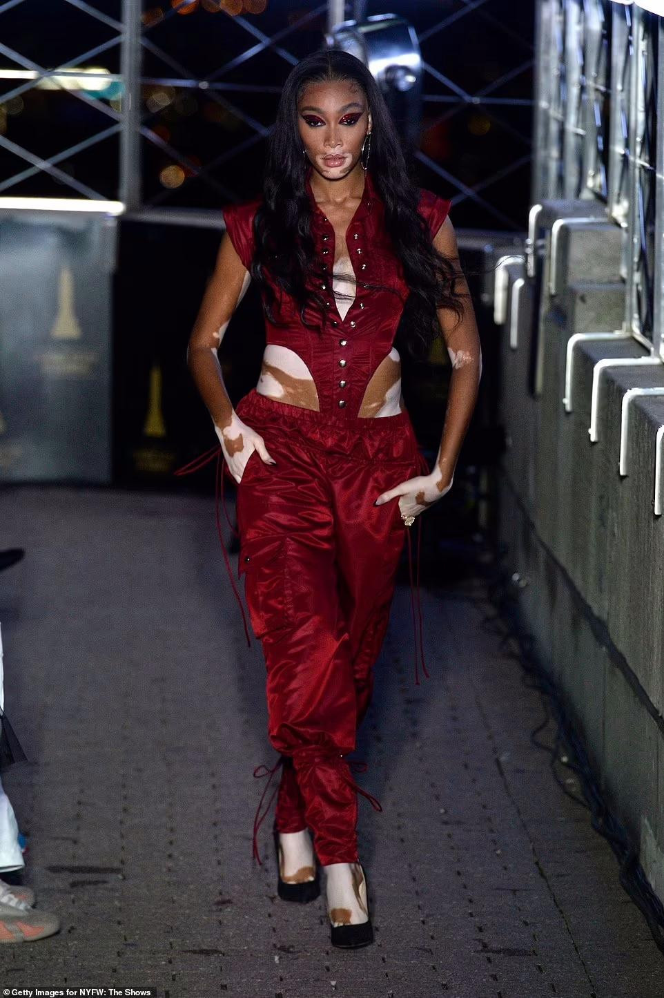 "Chân dài" bạch biến Winnie Harlow cũng là một trong những người mẫu may mắn được nhà thiết kế Laquan Smith lựa chọn ra mắt bộ sưu tập ready-to-wear (thời trang may sẵn) mùa Xuân 2022. "Chân dài" bạch biến Winnie Harlow cũng là một trong những người mẫu may mắn được nhà thiết kế Laquan Smith lựa chọn ra mắt bộ sưu tập ready-to-wear (thời trang may sẵn) mùa Xuân 2022.