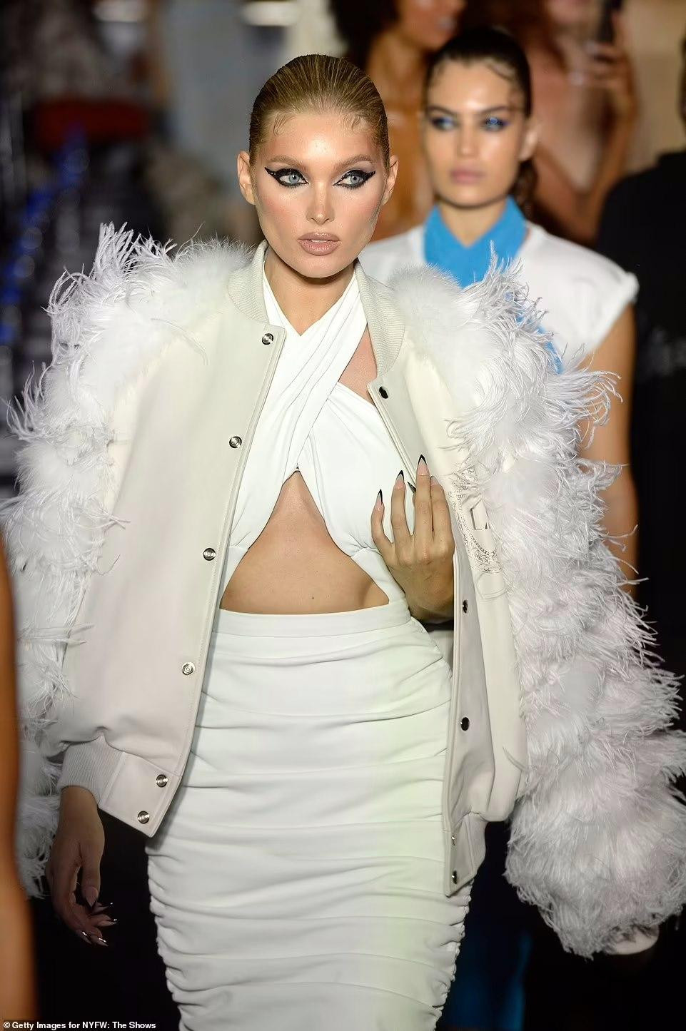 Elsa Hosk sang chảnh khi kết hợp váy trắng "quên nội y" và áo khoác lông. Sinh con chưa đầy một năm, siêu mẫu Thụy Điển nhanh chóng lấy lại phong độ trong lần tái xuất trên đường băng này. Elsa Hosk sang chảnh khi kết hợp váy trắng "quên nội y" và áo khoác lông. Sinh con chưa đầy một năm, siêu mẫu Thụy Điển nhanh chóng lấy lại phong độ trong lần tái xuất trên đường băng này.