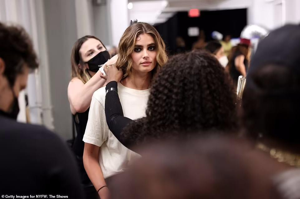 Hậu trường làm tóc và trang điểm. Hậu trường làm tóc và trang điểm.