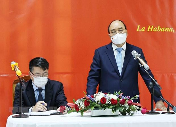 Chủ tịch nước Nguyễn Xuân Phúc nói chuyện, thăm hỏi cán bộ, nhân viên Đại sứ quán và người Việt Nam đang sinh sống, học tập và làm việc tại Cuba. (Ảnh: Thống Nhất/TTXVN) Chủ tịch nước Nguyễn Xuân Phúc nói chuyện, thăm hỏi cán bộ, nhân viên Đại sứ quán và người Việt Nam đang sinh sống, học tập và làm việc tại Cuba. (Ảnh: Thống Nhất/TTXVN)