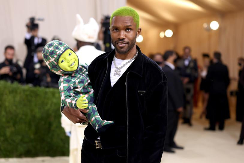 Frank Ocean mặc đồ Prada, bế theo một con búp bê màu xanh "ton-sur-ton" với mái tóc của anh.