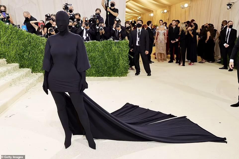 Kim Kardashian trở thành tâm điểm tại Met Gala 2021 với bộ trang phục đen từ đầu đến chân của Balenciaga, khác hẳn với những lần "hở bạo" trước đây. Bộ trang phục lấy cảm hứng từ xu hướng thời trang mà chồng cũ của cô, Kanye West, lăng xê thời gian qua.