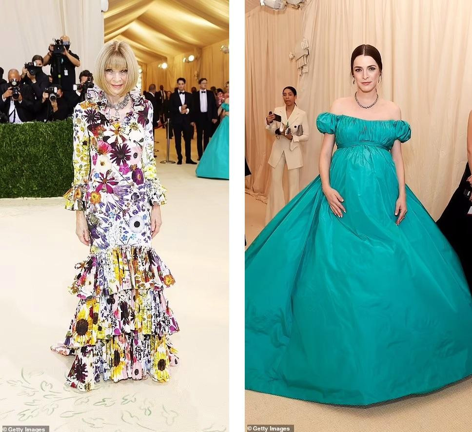 Anna Wintour, Tổng biên tập tạp chí Vogue Hoa Kỳ và chủ tịch Met Gala, nổi bật với váy đuôi cá họa tiết hoa. Trong khi đó, con gái bà, Bee Shaffer, lộ rõ bụng bầu trong đầm trễ vai xanh.