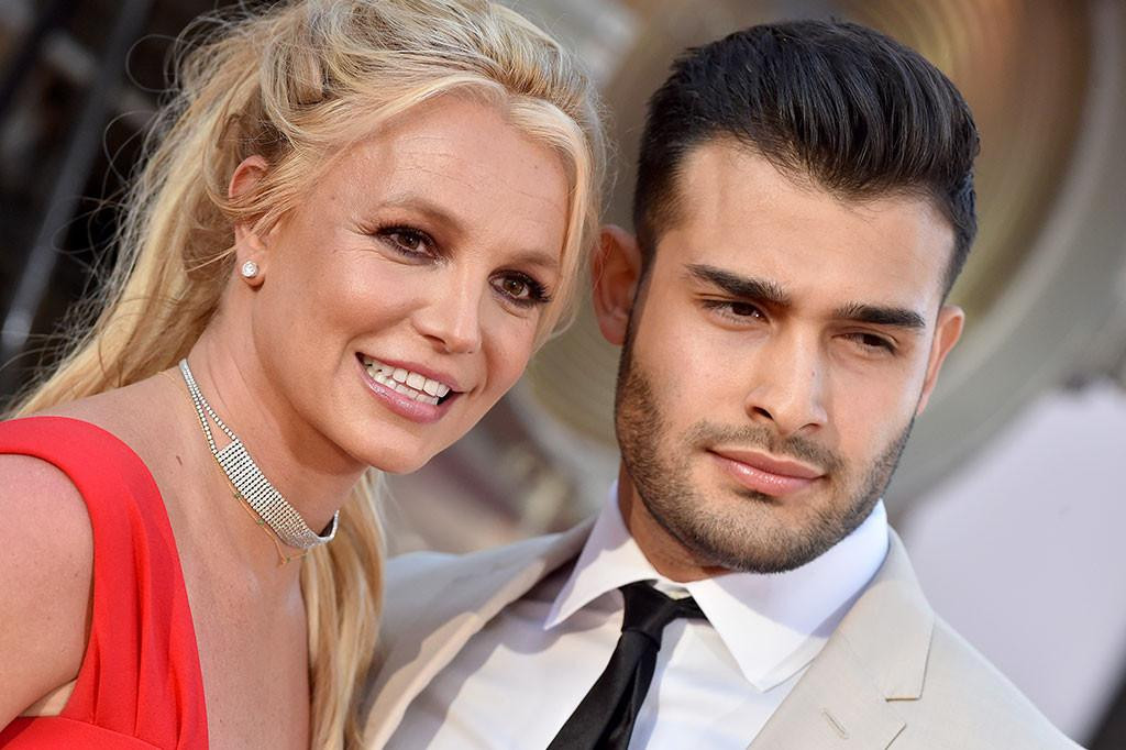 Britney Spears và bạn trai kém 12 tuổi Sam Asghari đã đính hôn. Britney Spears và bạn trai kém 12 tuổi Sam Asghari đã đính hôn.