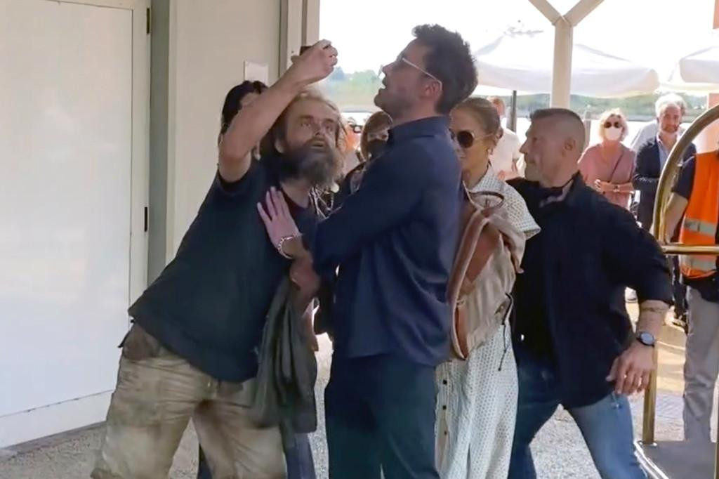 Bennifer bị fan cuồng tấn công.