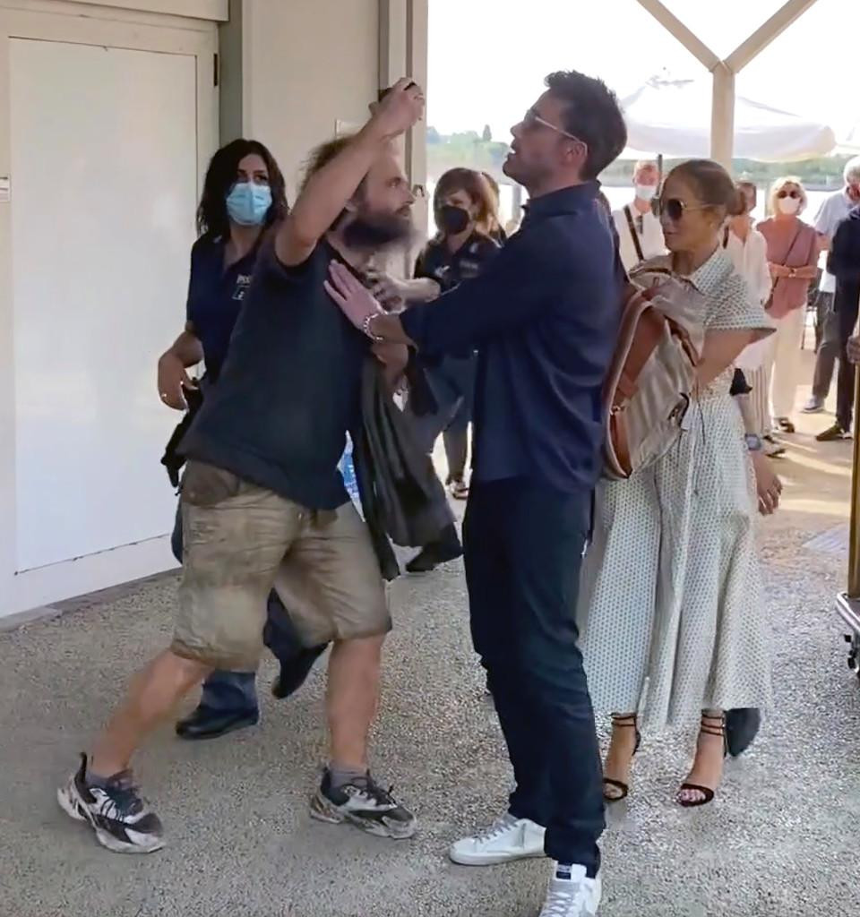 Ben ngăn cản fan quá khích tiếp cận bạn gái.