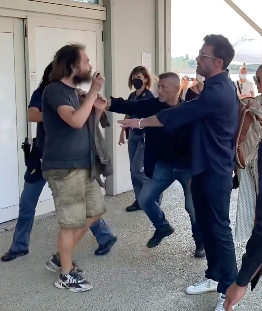 Sau đó vệ sĩ mới xuất hiện và khống chế người đàn ông lạ mặt.