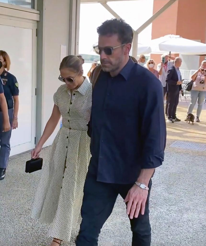 Ben nắm tay bạn gái bước vào trong sân bay.