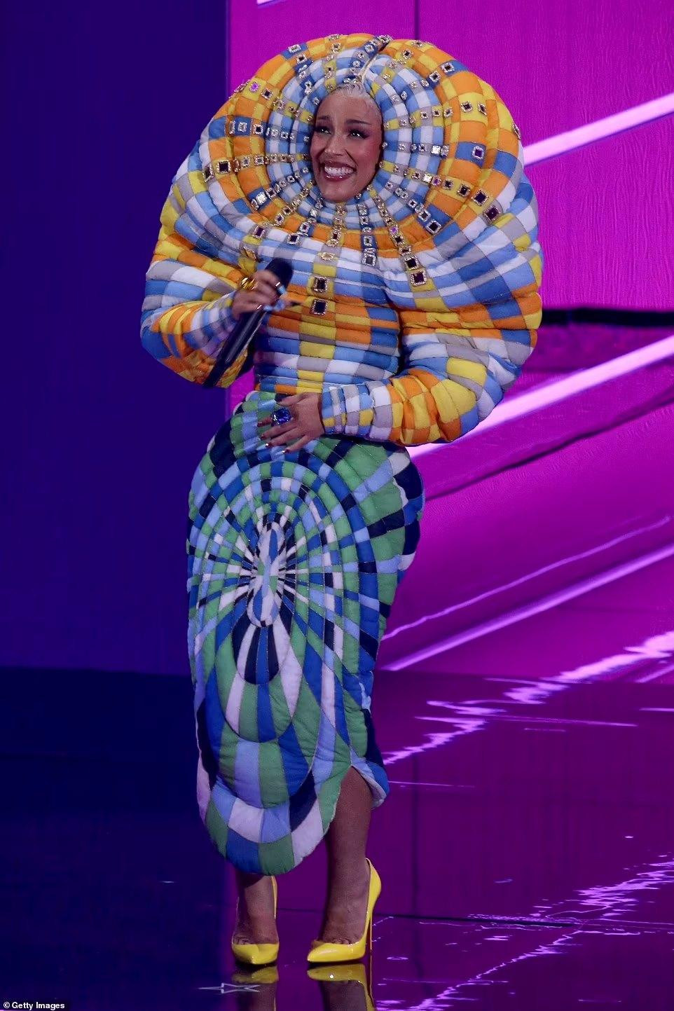 Doja Cat còn kiêm luôn vai trò dẫn dắt chương trình năm nay. Cô trở thành tâm điểm với bộ trang phục kì dị.