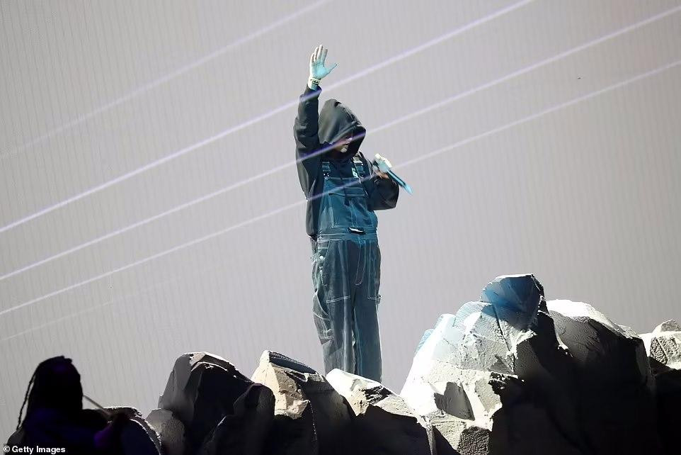 Justin cũng có màn trình diễn ấn tượng trên sân khấu MTV VMAs 2021.