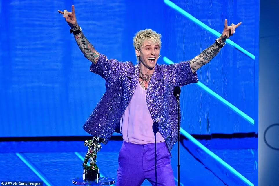 Machine Gun Kelly vui mừng khi được xướng tên ở hạng mục "Ca khúc alternative xuất sắc" với "My Ex's Best Friend".