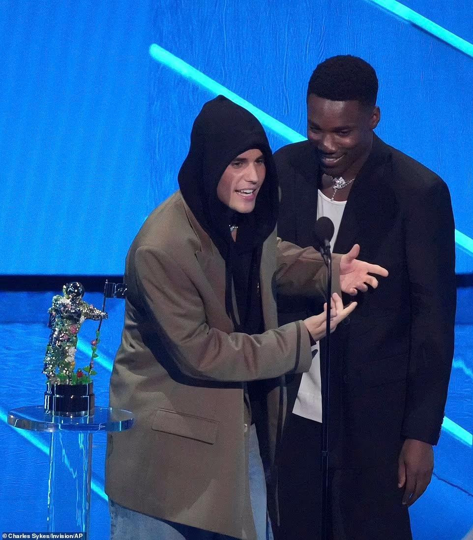 Justin Bieber nhận giải "Nghệ sĩ của năm" và "Nhạc Pop hay nhất" cho ca khúc "Peaches" kết hợp cùng Daniel Caesar và Giveon.