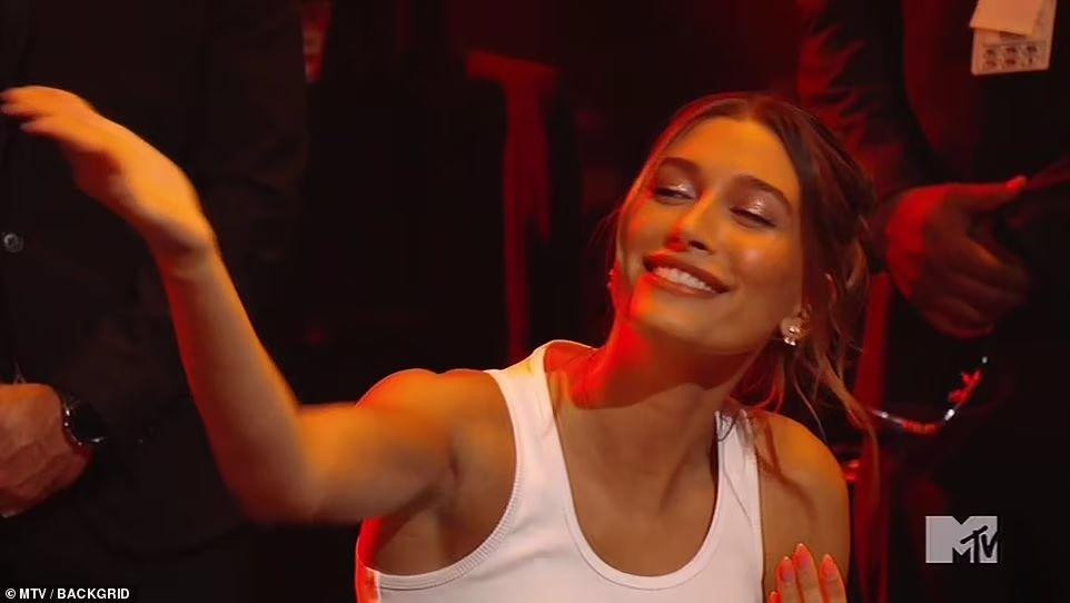 Bà xã của "Hoàng tử nhạc pop", Hailey Bieber chúc mừng chồng bằng một nụ hôn gió từ khán đài.