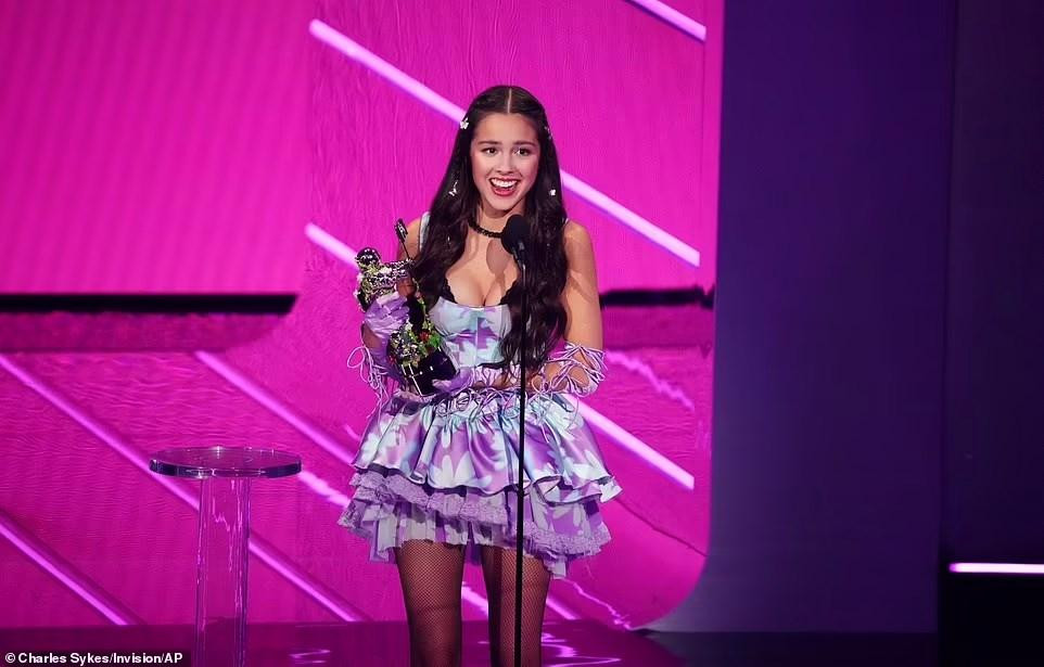 Olivia Rodrigo là ngôi sao thành công nhất MTV VMAs năm nay khi "ẵm" một lúc ba giải thưởng quan trọng là "Bài hát của năm", "Nghệ sĩ mới xuất sắc" và "Màn trình diễn đột phá của năm".