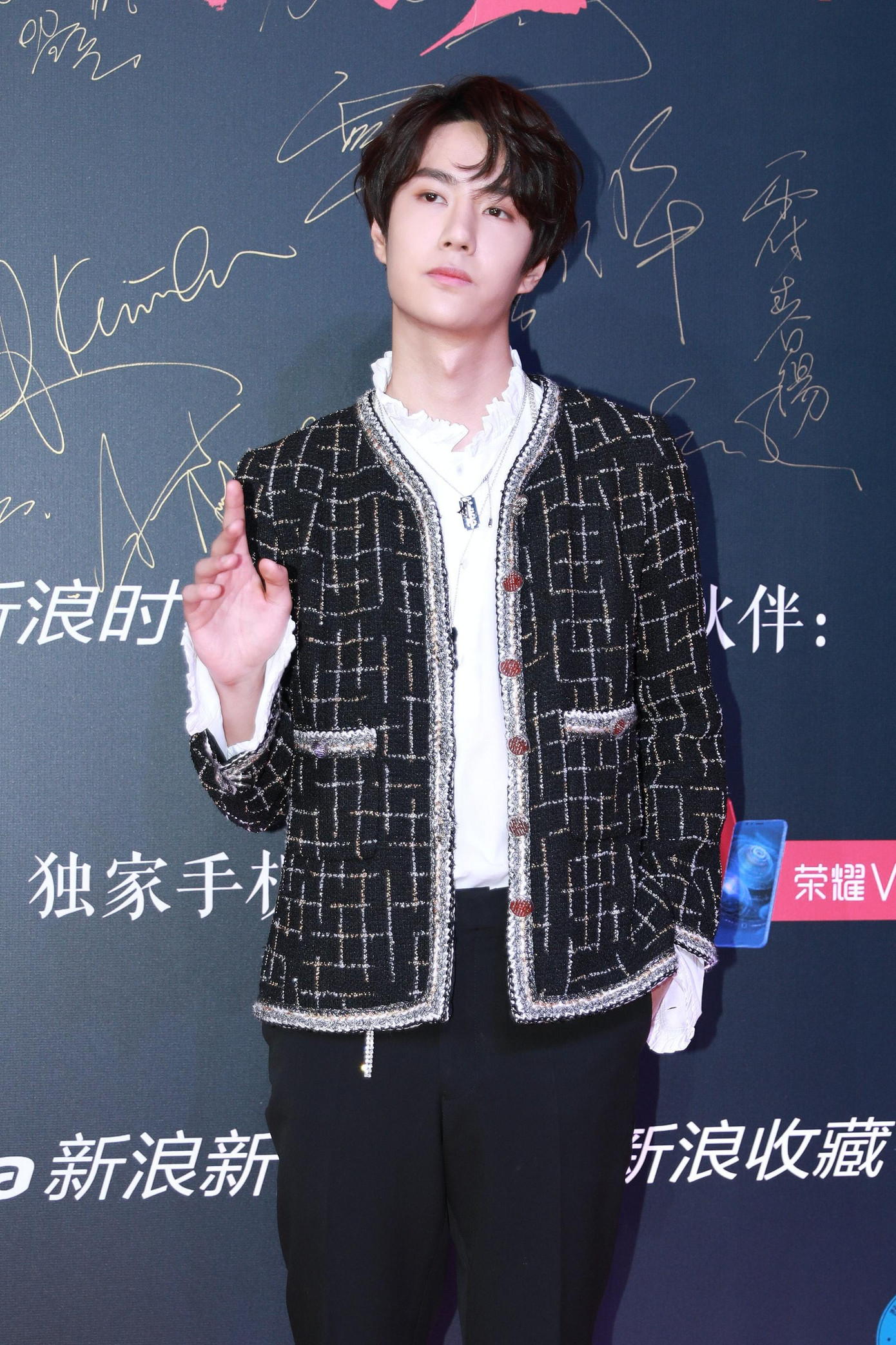 Vương Nhất Bác cũng là một trong những sao nam bị gắn mác "nương pháo" bởi gu thời trang nữ tính.