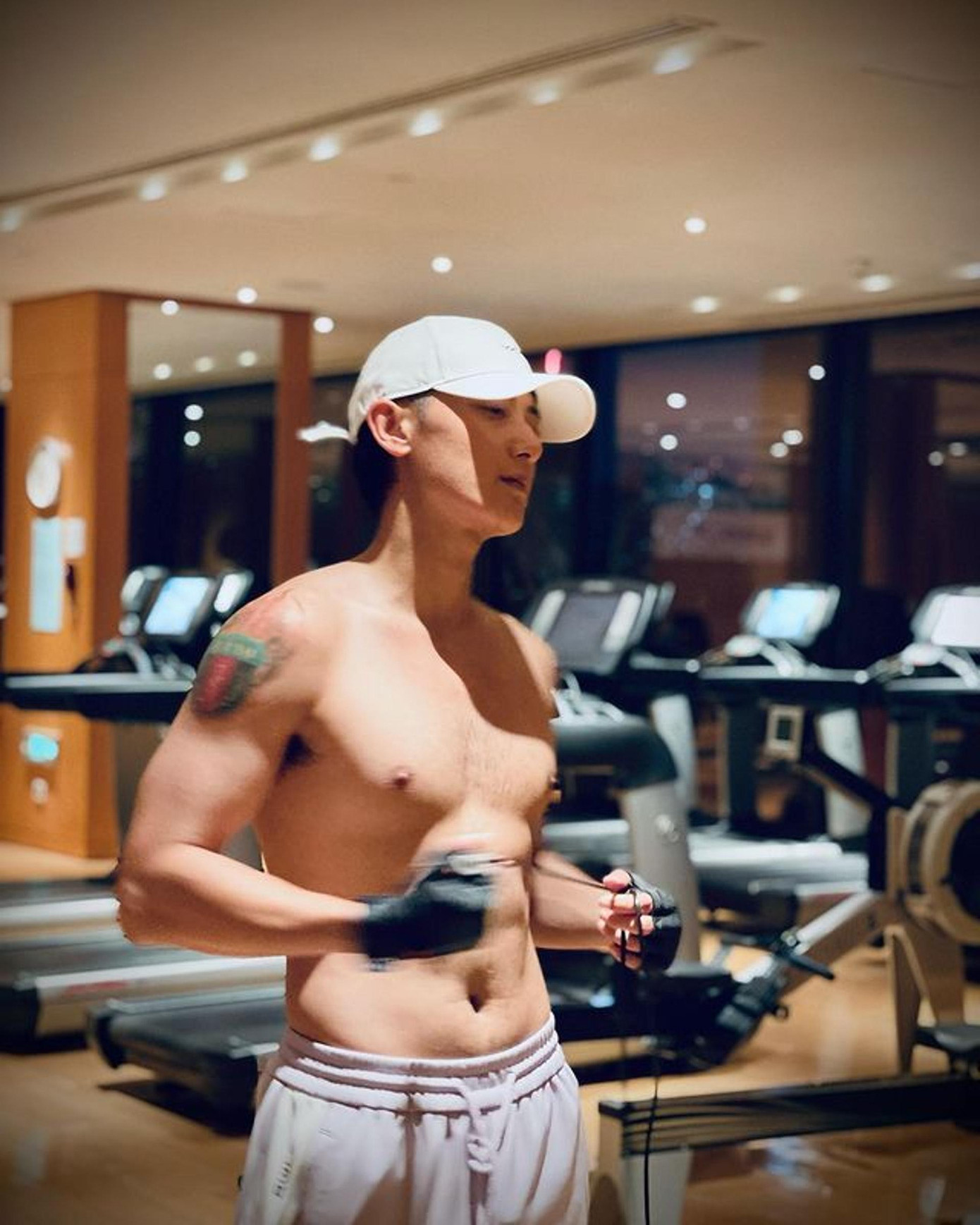 Tuy nhiên, trước lệnh cấm sao nam "ẻo lả", anh tích cực đăng ảnh khoe body "6 múi" trên mạng xã hội.