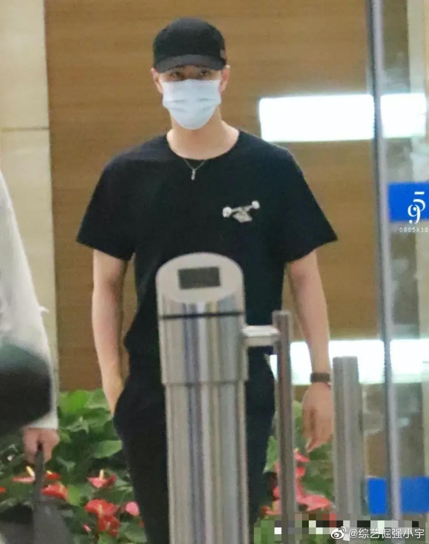 Tuy nhiên, gần đây anh thay đổi hình tượng, xuất hiện với mái tóc ngắn gọn gàng.