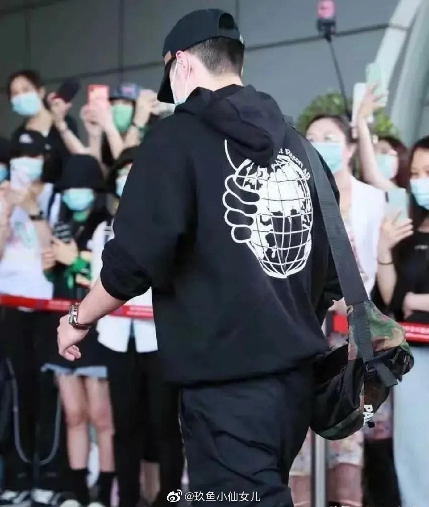 Trang phục mà ngôi sao "Trần Tình Lệnh" lựa chọn cũng đơn giản và khỏe khoắn hơn.